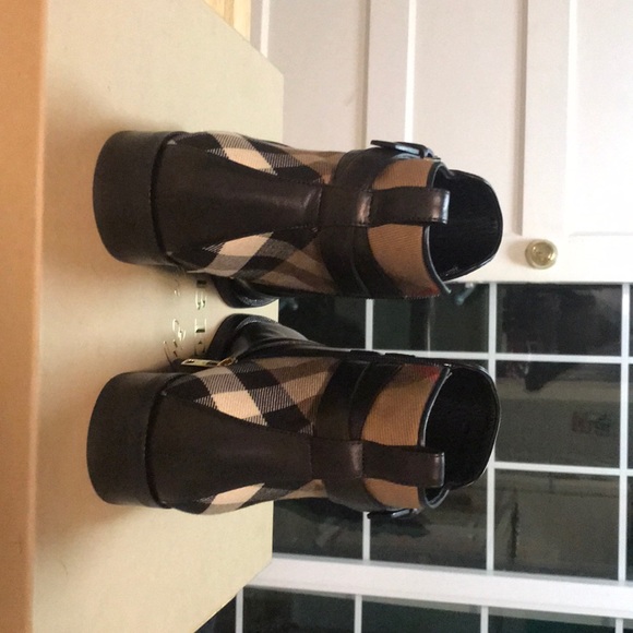 Burberry Boots! - Picture 2 of 6